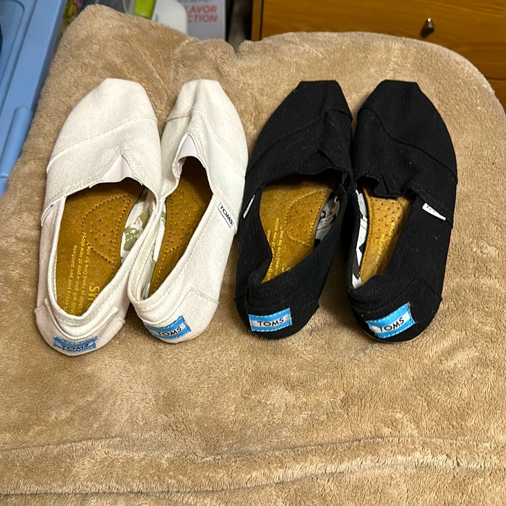Tom’s set black and set white slip on shoes